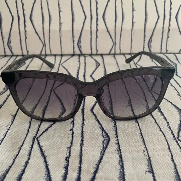 NIB- VERA WANG Cat Eye Sunglasses - Dove/Grey - Picture 3 of 11